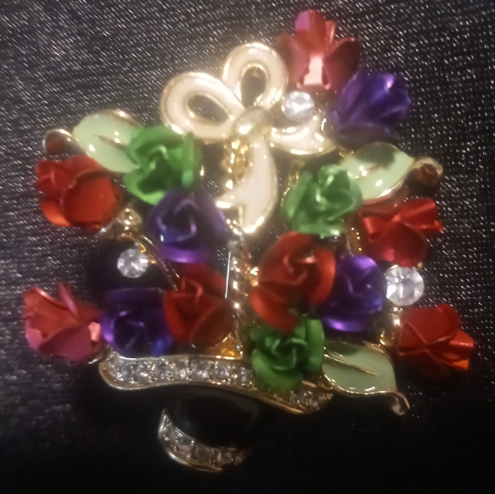 Vintage Ge wlind broach / lapel pin. Flower basket with enamel rhinestones